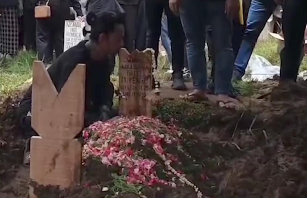 Duka Reza Arap Ditinggal Selamanya Oleh Sang Kekasih Lula Lahfah, Terduduk Lemas Hingga Cium Nisan