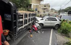 Detik-detik Truk Pasir Gagal Nanjak di Depok Tabrak Fortuner hingga Ringsek, Tidak Ada Korban Jiwa