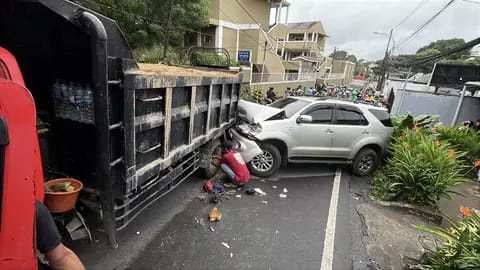 Detik-detik Truk Pasir Gagal Nanjak di Depok Tabrak Fortuner hingga Ringsek, Tidak Ada Korban Jiwa
