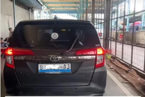 Mobil Calya Berstiker Biru di Tanah Abang, Ternyata ini Kendaraan yang Bisa Bebas Aturan Ganjil Genap Jakarta