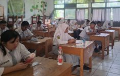 Aturan Penggunaan HP di Sekolah, Disdik DKI Tegaskan Wajib Dikumpulkan Selama Jam Pelajaran