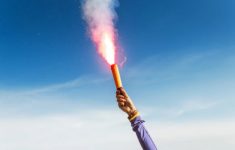 Ricuh! Persis Solo Didenda Rp250 Juta Imbas Supporter Nyalakan Flare di Stadion Manahan