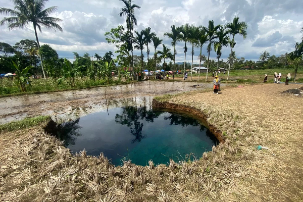 Sinkhole di Tengah Sawah Sumatera Barat Jadi Wisata Pengobatan, Begini Resiko Menurut Para Ahli!