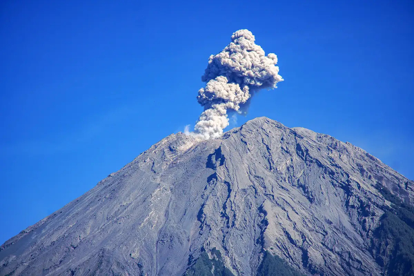 Gunung Semeru Erupsi Kembali, Awan Panas Guguran Meluncur Sejauh 5 Kilometer