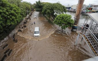 Jalan Daan Mogot Terendam Banjir Jakarta dengan Ketinggian 25 Cm, Lalu Lintas Lumpuh Total