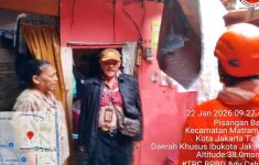 Pria Tertimpa Atap Rumah Gegara Hujan Deras di Matraman