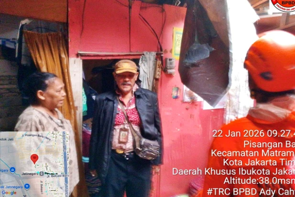 Pria Tertimpa Atap Rumah Gegara Hujan Deras di Matraman