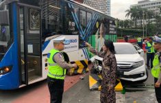 Sedan Tabrak Pembatas Jalan di Bunderan HI