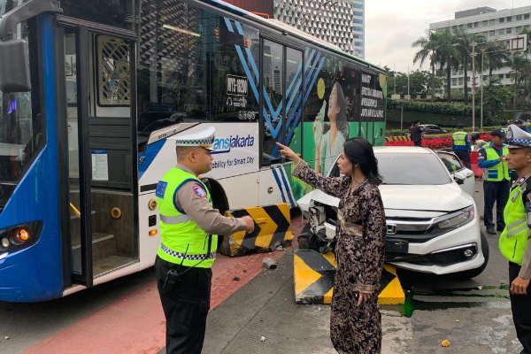 Sedan Tabrak Pembatas Jalan di Bunderan HI