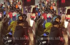 Pemotor Marah Gegara Ditegur Serempet Bus Transjakarta di Cawang, Netizen: Udah Salah, Kenapa Galak Situ?