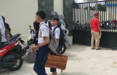 Viral! Siswa SMP Negeri 3 Depok Bawa Meja Lipat hingga Lesehan di Sekolah