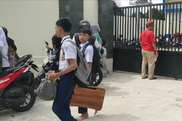 Viral! Siswa SMP Negeri 3 Depok Bawa Meja Lipat hingga Lesehan di Sekolah