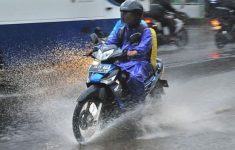 7 Tips Aman Berkendara Motor Saat Musim Hujan, Jangan Asal Pakai Jas Hujan!