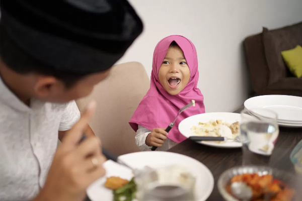 5 Cara Mendidik Anak agar Semangat Berpuasa, Yuk Terapkan Sejak Dini!