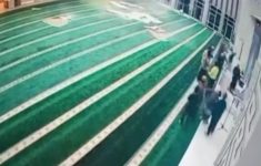 Detik-Detik Plafon Masjid Al Itishom Roboh Saat Jamaah Shalat, Pemkot Tangsel Lakukan Perbaikan