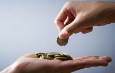 Keutamaan Sedekah di Bulan Ramadhan, Penghapus Dosa dan Perisai dari Api Neraka