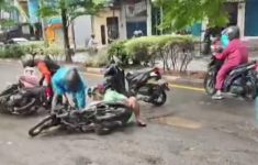 Awas! Jalan Berlubang di Jalan Juanda Depok Telan Pengendara