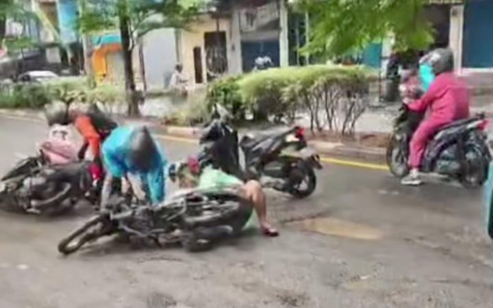 Awas! Jalan Berlubang di Jalan Juanda Depok Telan Pengendara