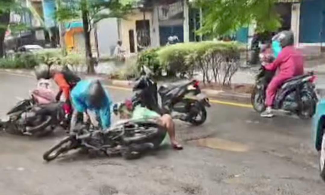 Awas! Jalan Berlubang di Jalan Juanda Depok Telan Pengendara