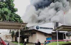 Pabrik Obat Herbal di Gunung Putri Bogor Kebakaran, Petugas Terkendala Pendinginan Akibat Titik Api Tertutup
