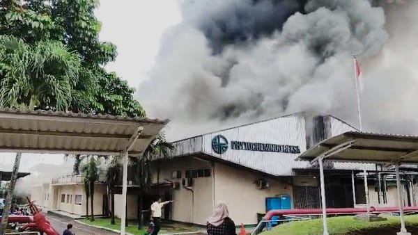 Pabrik Obat Herbal di Gunung Putri Bogor Kebakaran, Petugas Terkendala Pendinginan Akibat Titik Api Tertutup