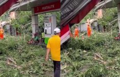 Pohon Tumbang Timpa SPBU Matraman Bawah Flyover, Atap Pengisian BBM Hancur dan Pengendara Terluka