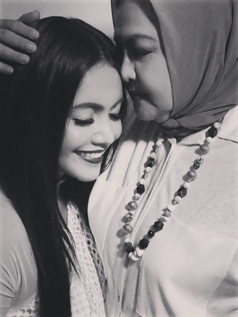 Denada Unggah Foto Sang Ibu 'Doain Dena ya Ma', Netizen: Terbalik, yang Masih Hidup Doakan yang Meninggal 2 SnapInsta.to 610776614 18547573045030974 5526037733870740784 n