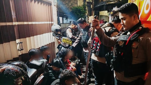 Bawa Celurit dan Corbek, Tujuh Remaja Hendak Tawuran Diamankan Polisi di Jakbar