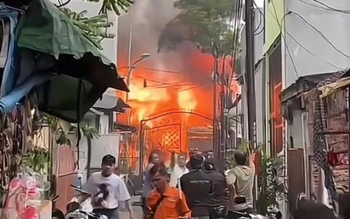 Kronologi Kebakaran Lapak Rongsok di Pademangan Jakut, Api Cepat Merambat 16 Unit Damkar Dikerahkan