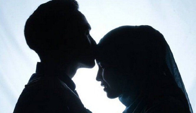 Mencium Istri Apakah Membatalkan Puasa? Jangan Salah Paham, Simak Hukum dan Penjelasannya!