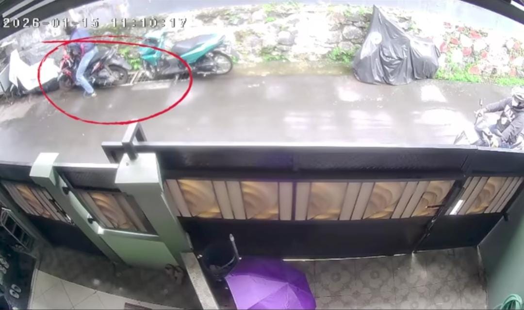 Terekam CCTV! Curanmor di Cipayung Jakarta Timur, Motor Mekanik Bengkel Digasak Siang Bolong