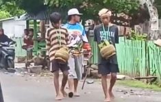 Diduga Curi Gas Elpiji, Dua Pemuda Diarak Warga Keliling Kampung di Dompu Viral