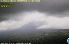 Waspada! Gunung Semeru Erupsi Awan Panas 4 Km, Kolom Abu Menjulang 2.000 Meter
