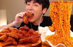 Hukum Saat Puasa Nonton Mukbang: Bikin Batal atau Cuma Bikin Lapar? Ini Penjelasannya!