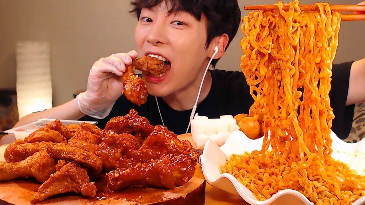 Hukum Saat Puasa Nonton Mukbang: Bikin Batal atau Cuma Bikin Lapar? Ini Penjelasannya!