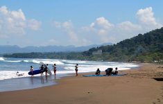 Wisata Pantai Teluk Palabuhanratu di Hari Pertama Tahun Baru 2026 Terpantau Kondusif: Suasana Pas