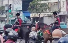 Unik! Polisi Berkuda Atur Lalin Margonda di Hari Pertama Kerja 2026 Jadi Sorotan
