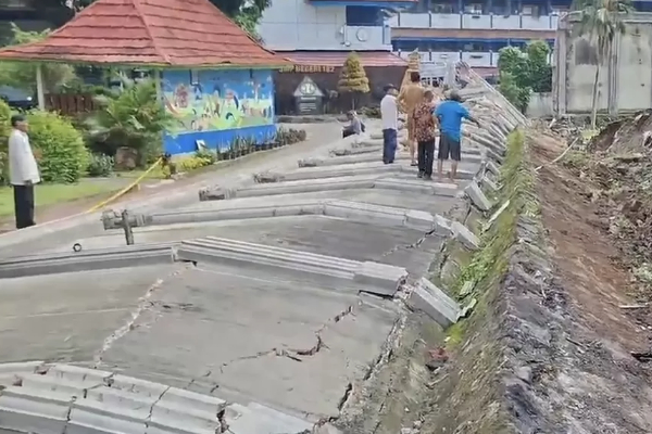 Tembok Pembatas Timpa SMPN 182 Jakarta Selatan