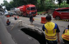 Lubang di Jalan KH Sholeh Iskandar Bogor Menganga 3 Meter, Ambles Tiba-Tiba!