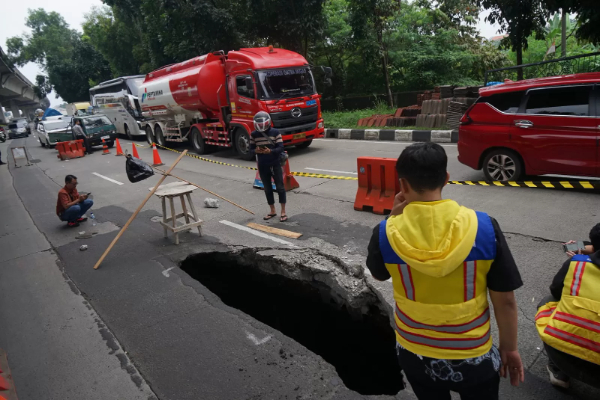Lubang di Jalan KH Sholeh Iskandar Bogor Menganga 3 Meter, Ambles Tiba-Tiba!