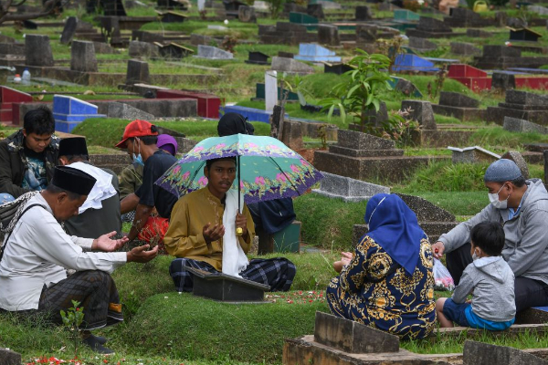 Tata Cara Ziarah Kubur yang Benar Menurut Islam, Lengkap Beserta Bacaan Doa dan Artinya