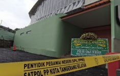 Gedung Lapangan Padel di Serpong Disegel Gegara Tak Ada Izin, Karangan Bunga Walkot Tangsel Masih Terpajang