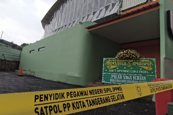 Gedung Lapangan Padel di Serpong Disegel Gegara Tak Ada Izin, Karangan Bunga Walkot Tangsel Masih Terpajang