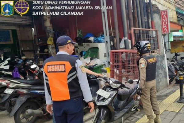 Viral! Satpol PP DKI Tegur Pemilik Toko Usai Parkiran Halangi Tunanetra di Fatmawati