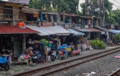 Kronologi Pria Tertemper Kereta di Perlintasan Angke, Korban Terpental hingga Masuk ke Kali