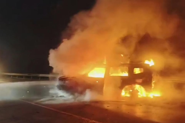 Awal Mula Mobil Jetour Terbakar di Tol Jagorawi Usai Tabrak BMW, Netizen: Tol Buat Adu Balap