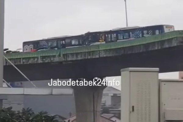 Bus Transjakarta Adu Banteng di Flyover Halte Cipulir, Netizen: Sopir Mengantuk