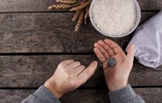 Golongan yang Wajib Menerima Zakat Fitrah, Lengkap Beserta Tata Cara Membayar Sesuai Syariat