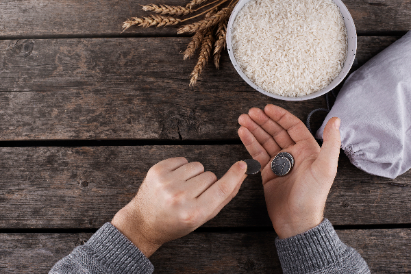 Golongan yang Wajib Menerima Zakat Fitrah, Lengkap Beserta Tata Cara Membayar Sesuai Syariat