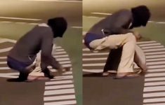 Pria Bertopeng Congkel Mata Kucing Marka Jalan di Cawang